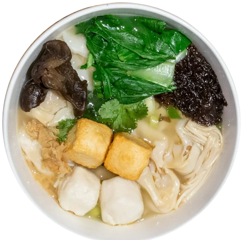 俯拍的一碗大四喜馄饨汤,配青菜、鱼丸和豆腐泡